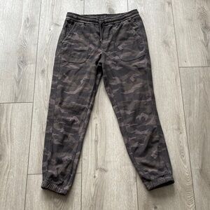 Athleta Farallon Camo Pant Olive Green Jogger Women’s Medium Soft Comfortable!